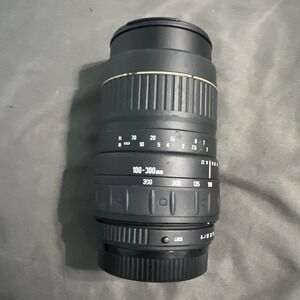 Quantaray 100-300mm 1:4.5-6.7 Autofocus Zoom for Pentax AF Lens W/ 55mm UV Lens